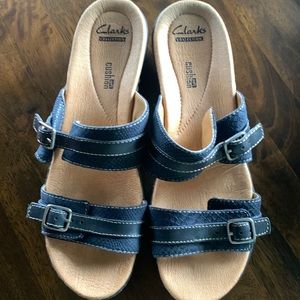 Like new navy Clark’s slip-ons